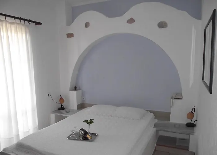 Liogerma Adamantas (Milos)